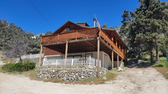 Building Photo - Charming 3-Bedroom 2-Bath with Mountain Vi...