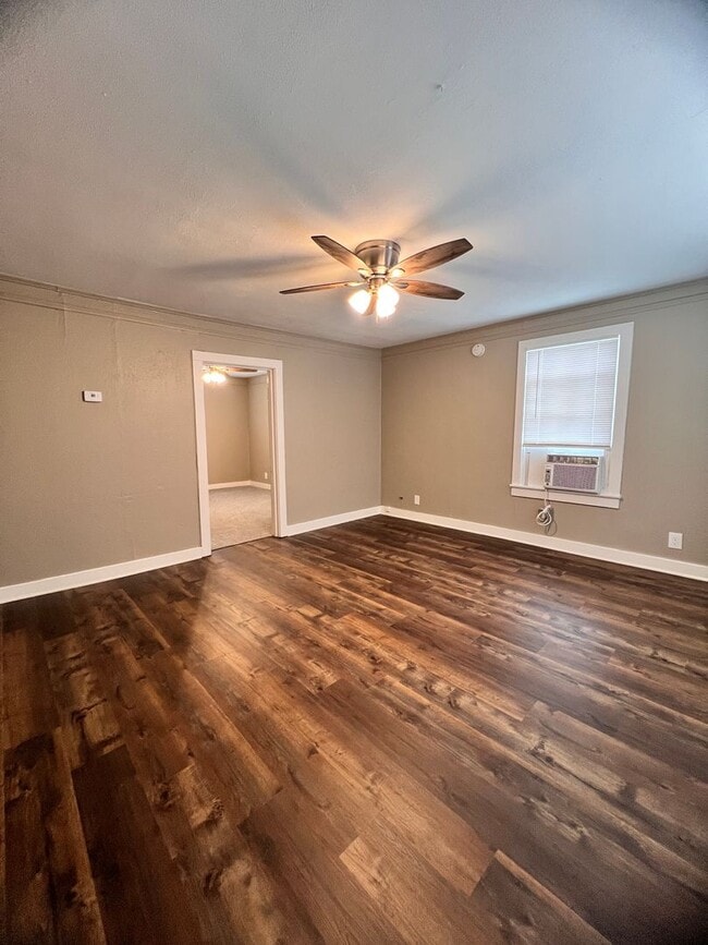 Building Photo - 2 Bedroom 1 Bath