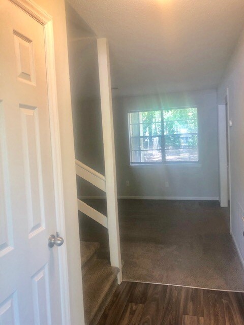 Building Photo - 119 Rainbow Ct