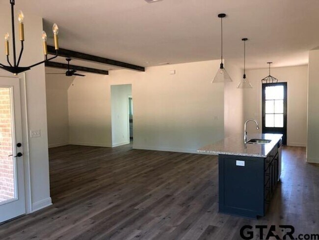 Foto del edificio - Like new construction in Flint!