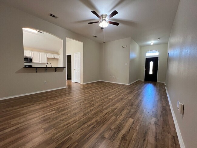 Building Photo - Cute 4 bedroom