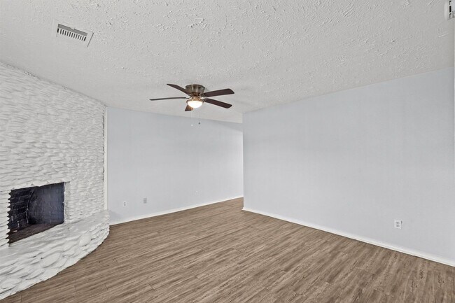 Foto del edificio - Charming 4-Bedroom, 2-Bath Home in Lamarque, TX