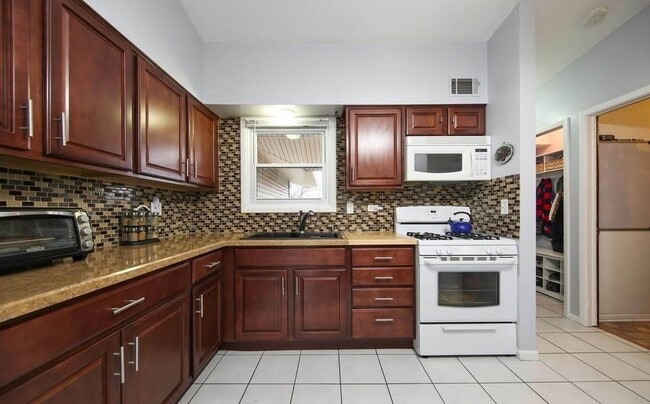 Building Photo - 1335 Gifford Ct