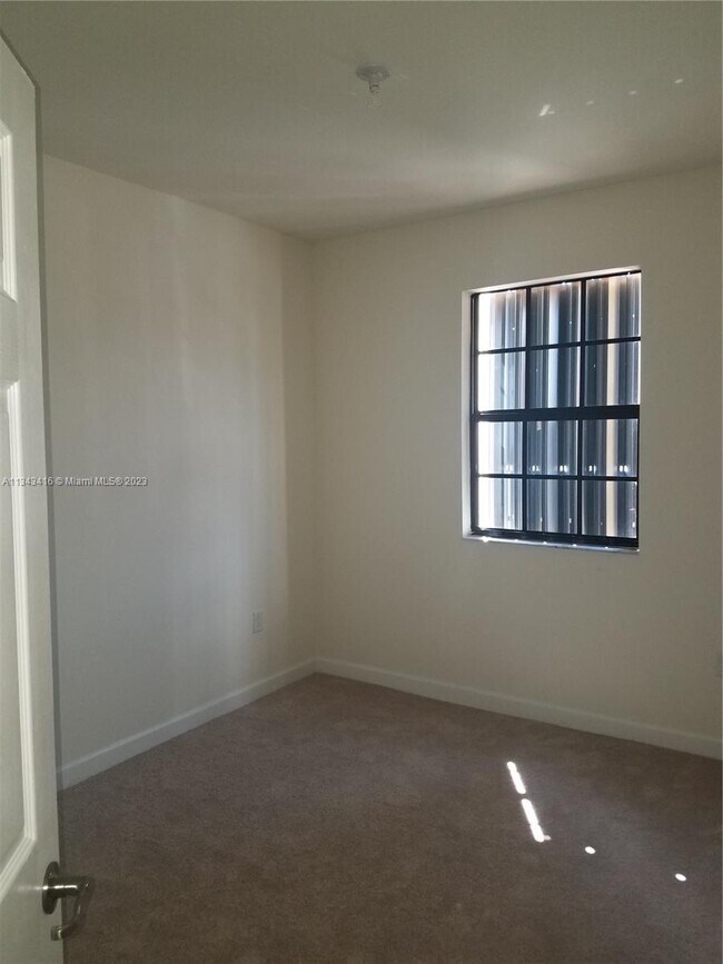 Foto del edificio - 3741 SE 1st St