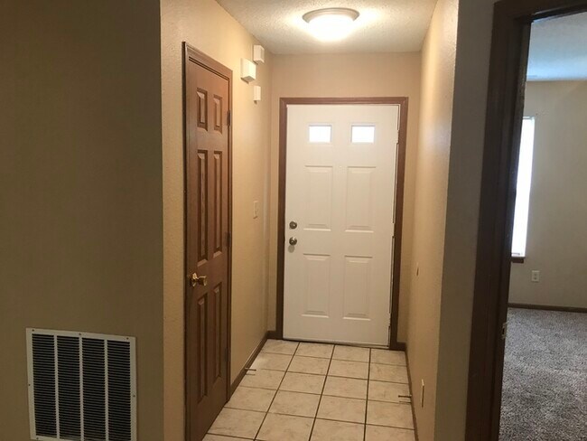 Building Photo - MOVE IN SPECIAL - 3 beds, 2 baths on a cul...