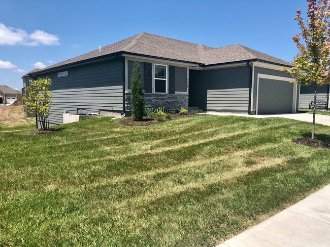 Building Photo - 4 Bed Attached Villa in Blue Springs