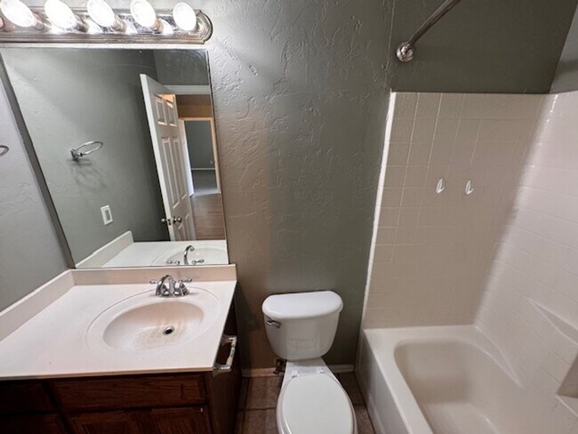 Foto del edificio - 3 bed 2 bath, great colors, furnishings and amenities!  Storm Shelter! Moore Schools , call us to...