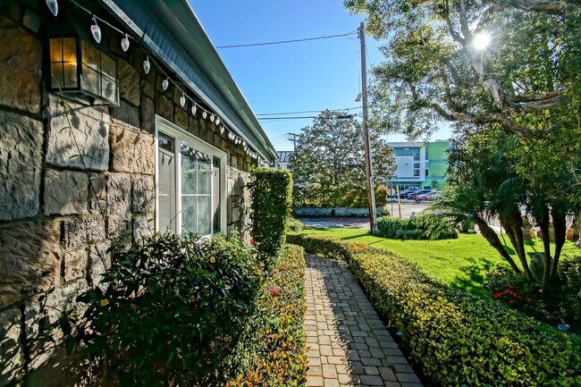 Foto del edificio - CHARMING & SPACIOUS, 5BR3.5BA HOME W/ PRIVATE YARD, BALCONY & SPRAWLING LIVING SPACE NEXT TO SAND...