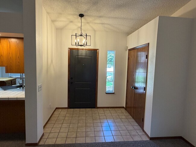 Building Photo - 5933 W Iris Ct