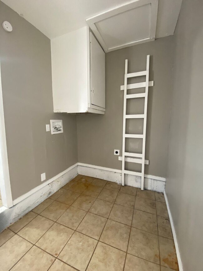 Building Photo - Cute 4 bedroom House