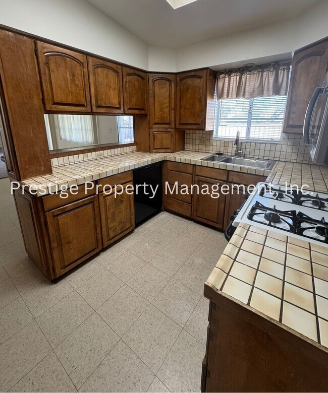 Foto del edificio - Stop Your Search! This 3/2+ Bonus Room is Centrally Located with a Pool and More!