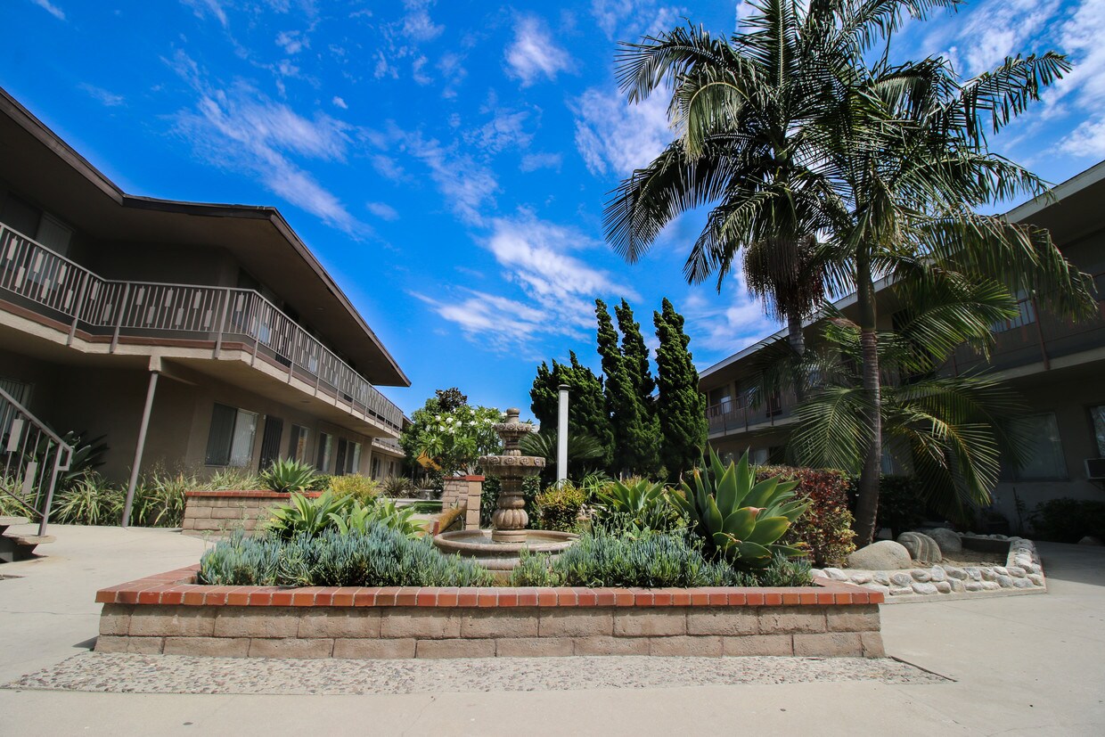 Foto principal - Estancia Downey Apartments