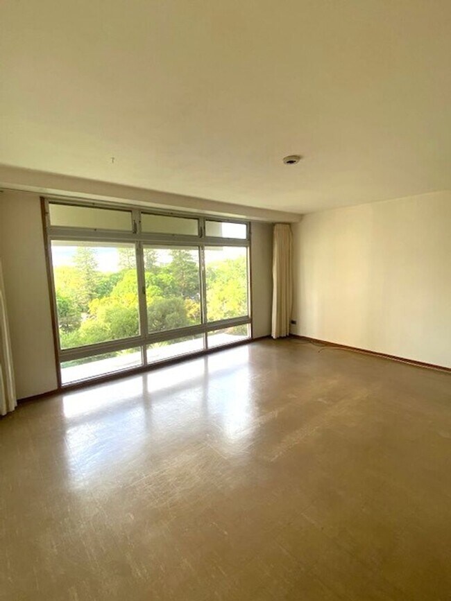 Foto del edificio - 1 Bedroom / 1 Bath / 1 Pkg at the Queen Emma Gardens