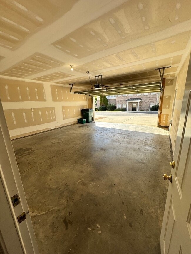 Building Photo - Move-in ready 2-bedroom, 2-bath end-unit t...