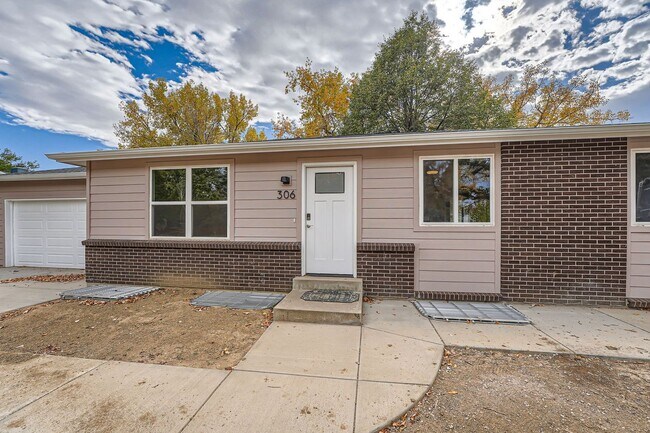 Building Photo - Just Renovated! Stunning 5BD, 3BA Home Clo...