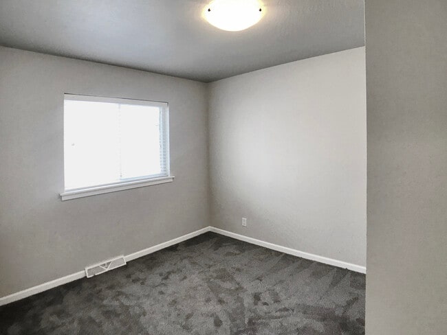 Building Photo - 2003 S 4th St W