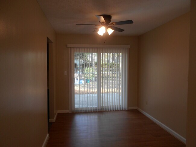 Building Photo - 411 S Poplar Dr