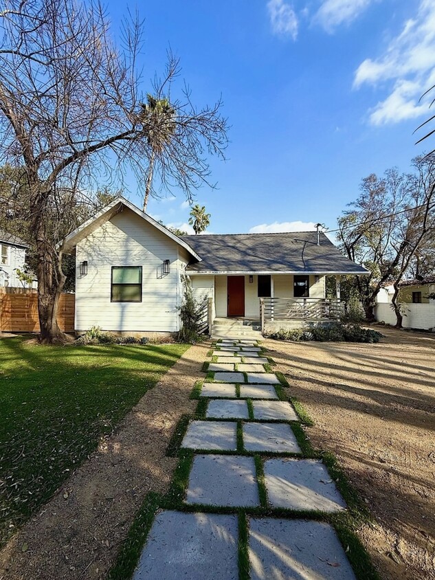 Foto principal - 954 N Raymond Ave