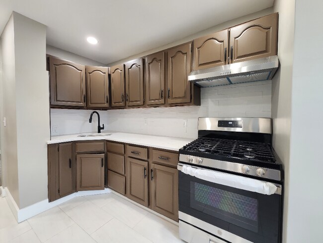 Foto del edificio - 376 De Wolf Pl