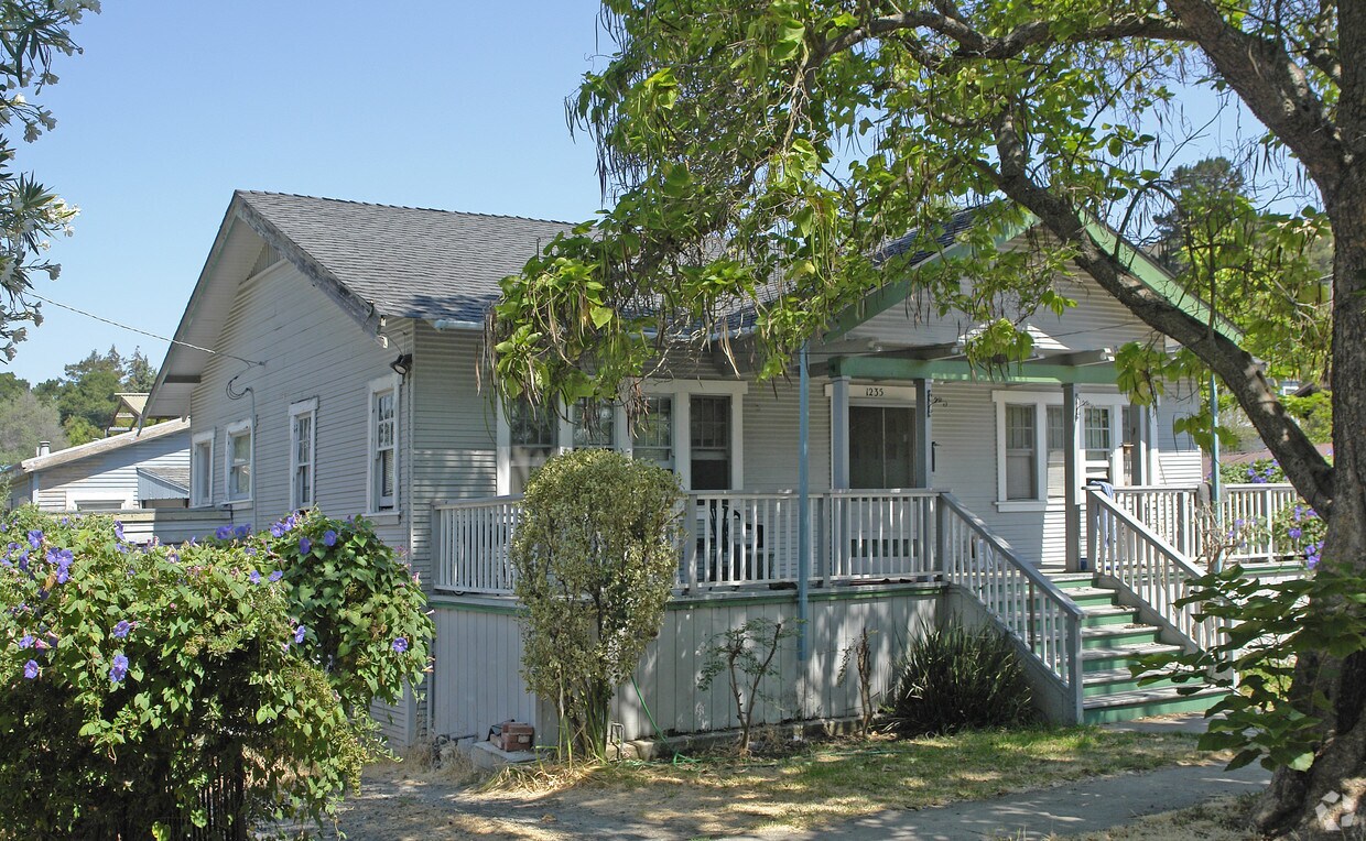 Building Photo - 1235 Warren St