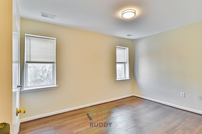Building Photo - 3130 Buena Vista Ter SE
