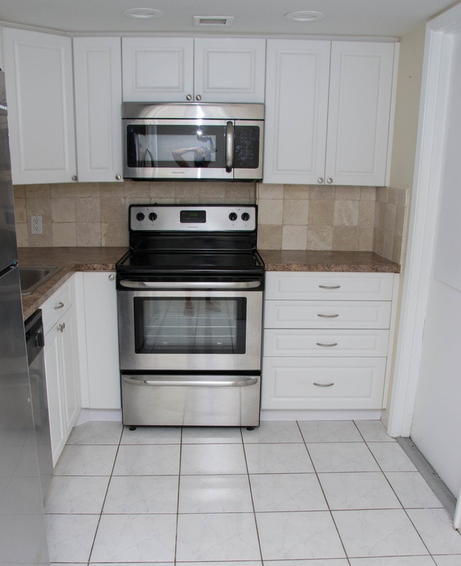 Building Photo - 2801 N Palm Aire Dr