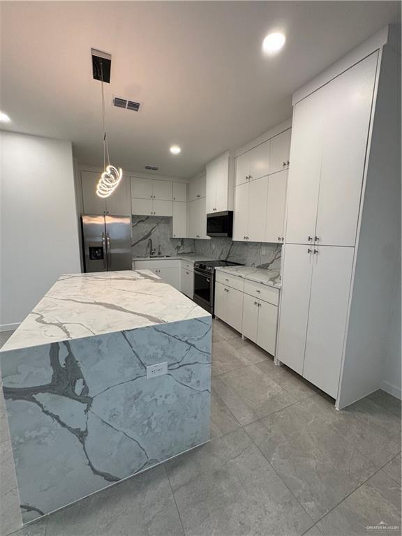 Building Photo - 15 Cassandra St