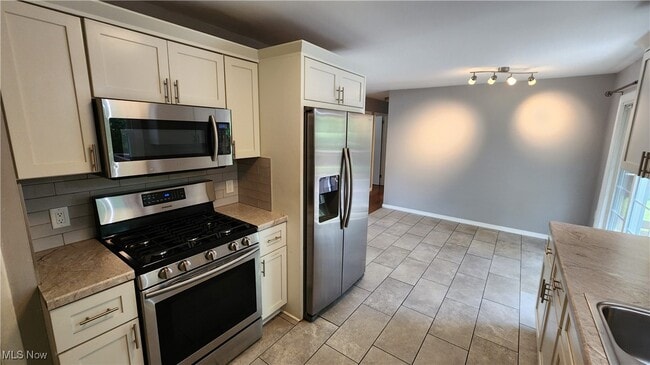 Building Photo - 2491 Samira Rd