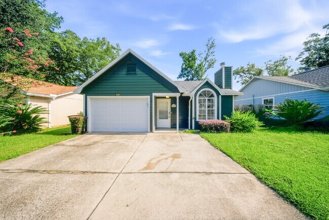 Foto del edificio - Beautifully Renovated 3BR/2BA Home with Fireplace, Fenced Yard & Garage in Timber Lake!