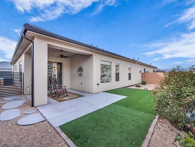 Foto del edificio - 3 Bedroom Home In 55+ Community!