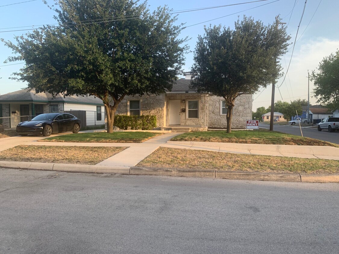 1938 W Mistletoe Ave, San Antonio, TX 78201 House Rental in San