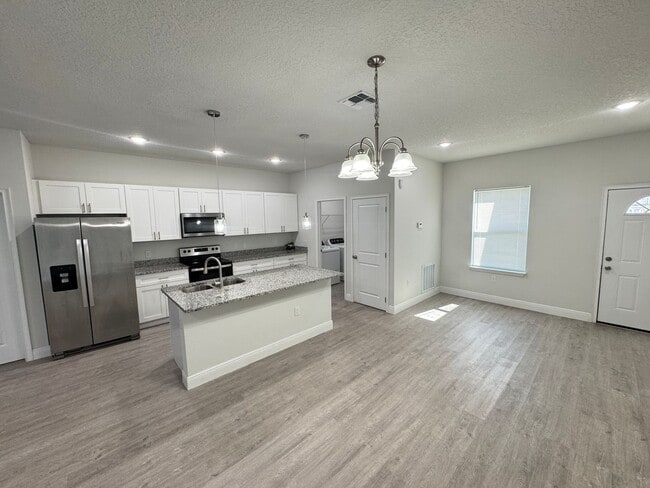 Building Photo - AWESOME 4BD/2BA Home in Beautiful Poincian...