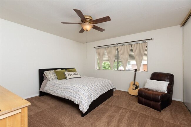Building Photo - 2 Bed 1.5 bath El Cajon Townhome in Gated ...