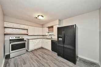 Building Photo - 515 24th Ave N