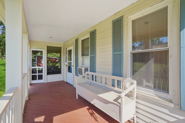Building Photo - 1554 Long Hill Rd