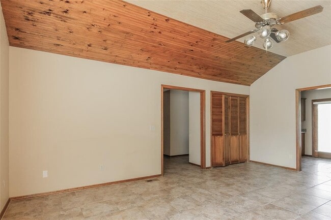 Building Photo - 10616 S Blackwelder Ave