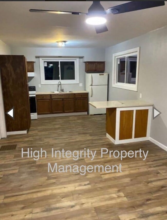 Building Photo - 3032 Lake Rd