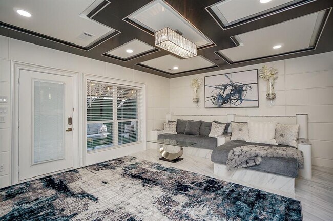 Foto del edificio - 5711 Sugar Hill Dr