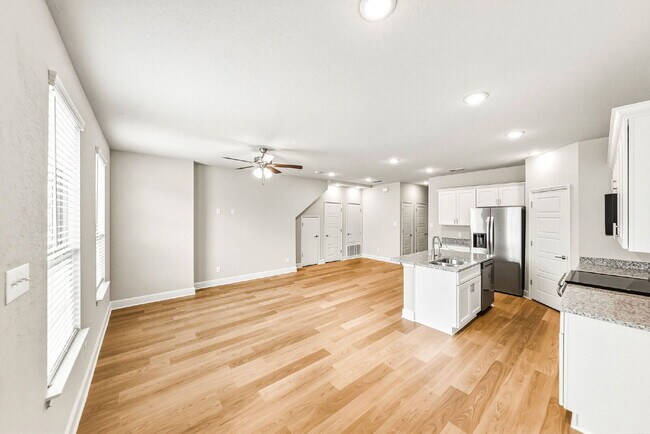 Foto del edificio - New Construction. Immediate Move In