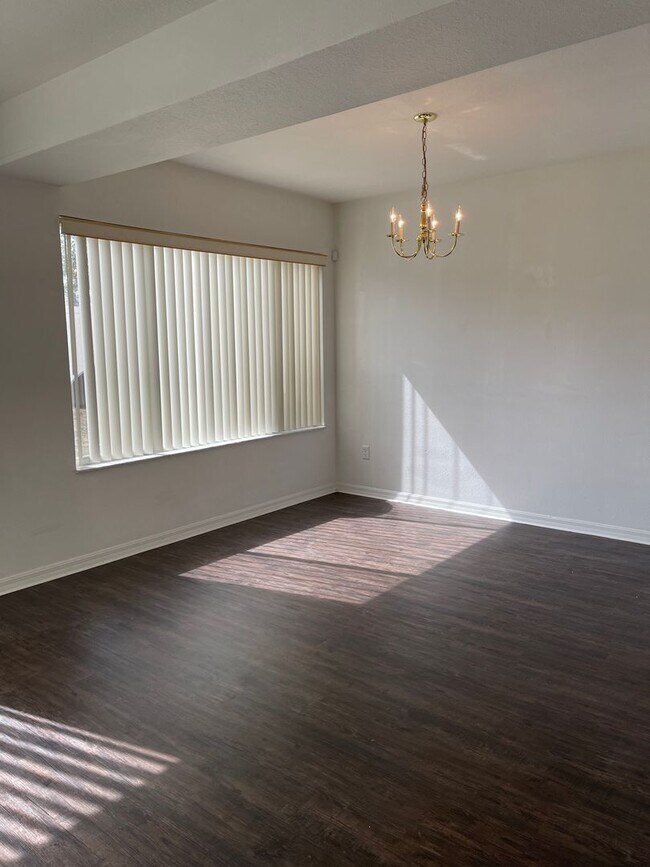 Building Photo - 620 Washington Palm Loop