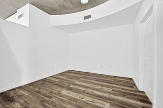 Building Photo - 5925 Almeda Rd
