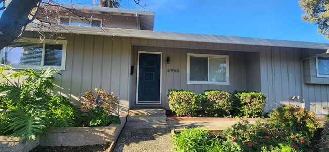 Foto del edificio - Beautiful 3 Bedroom 2 Bathroom Duplex in Desirable Greenhaven/Pocket Neighborhood
