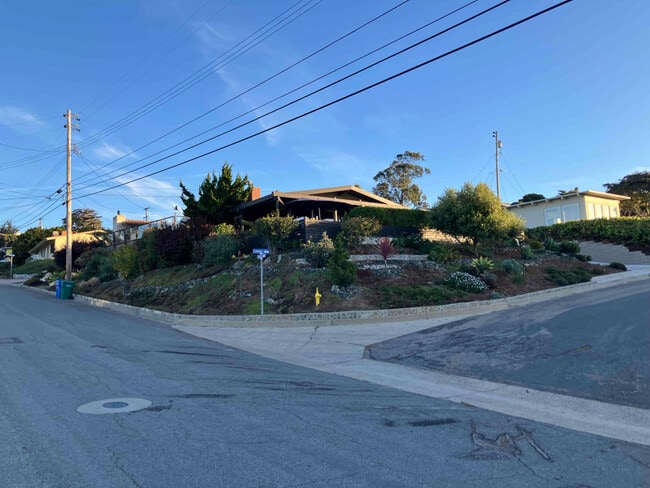 Building Photo - 705 Center Ct