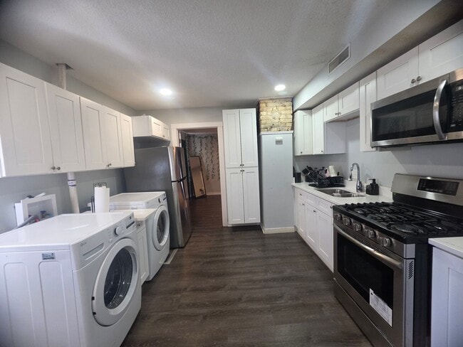 Building Photo - 626 NE Taylor St