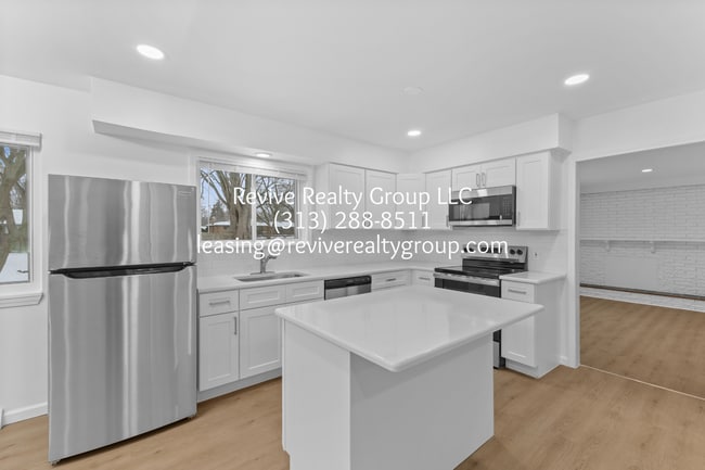 Building Photo - 5337 Botsford Ave