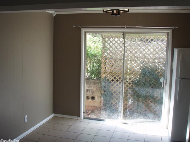 Building Photo - 305 Springwood Dr