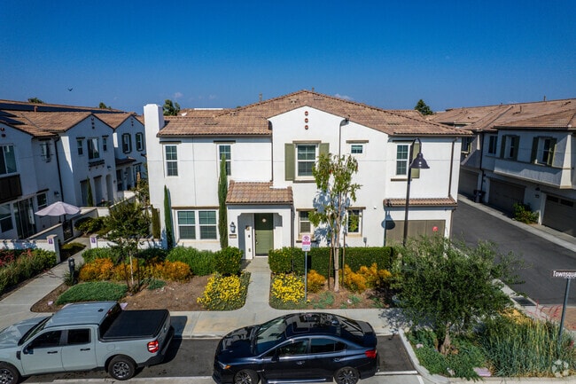 Building Photo - 30324 Town Square Dr