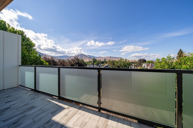 Foto del balcón de otro apartamento con vistas similares. - 1217 Columbine St