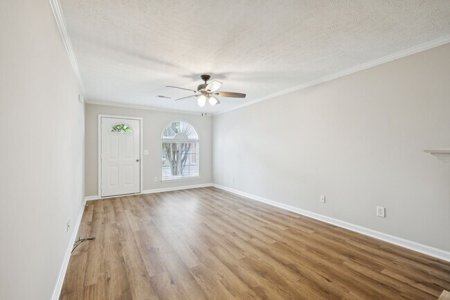 Building Photo - 2120 Lebanon Pike