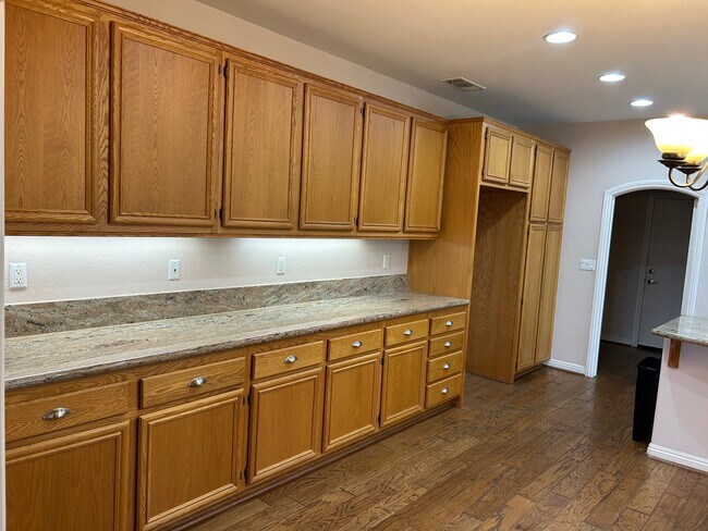 Foto del edificio - 8008 Hazeltine Ln